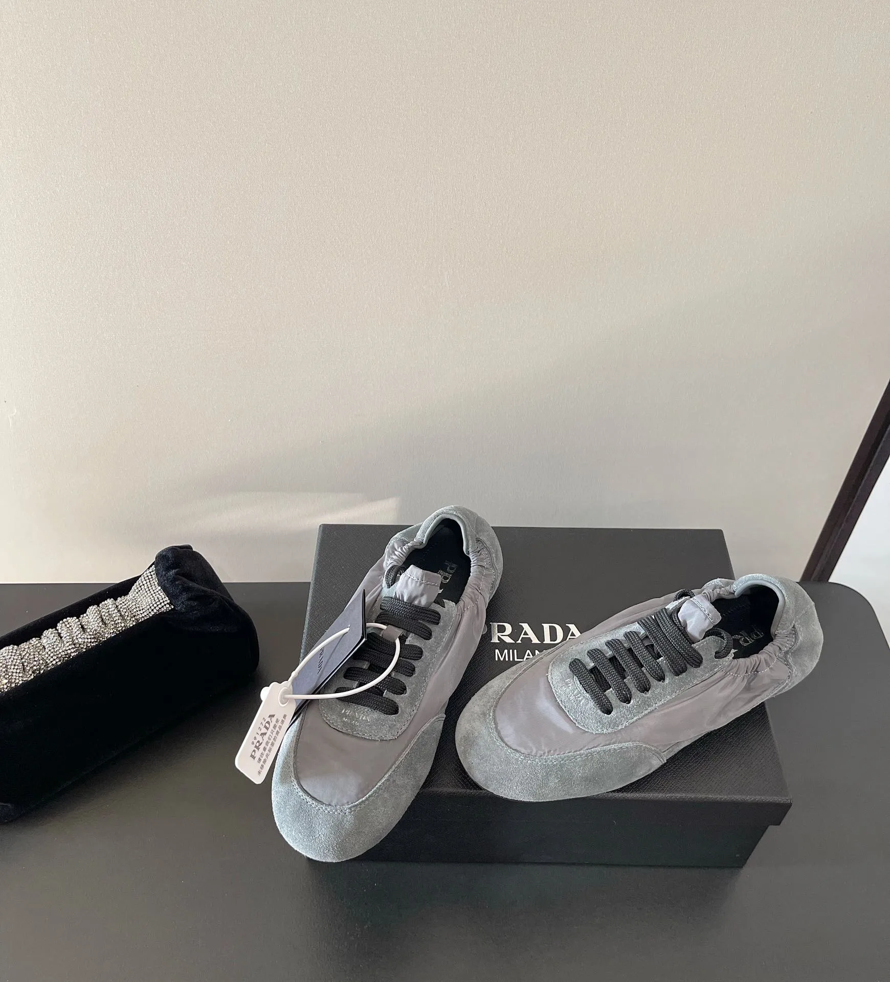 👟👟Ex-factory price 540👟👟 PRADA multi-color comfortable new Dexun ballet shoes in early spring🥂 The original top-quality replica is sold simultaneously at the counter. The fabric is made of specially imported fabrics mixed with Beijing leather. The whole pair of shoes has a very high texture. The lining is cowhide and the original imported rubber sole. The style is simple and fashionable, and the upper feet are very delicate! Color: 11 colors Heel height: flat Size: 35-41 (40 to 41 customized, non-refundable)
